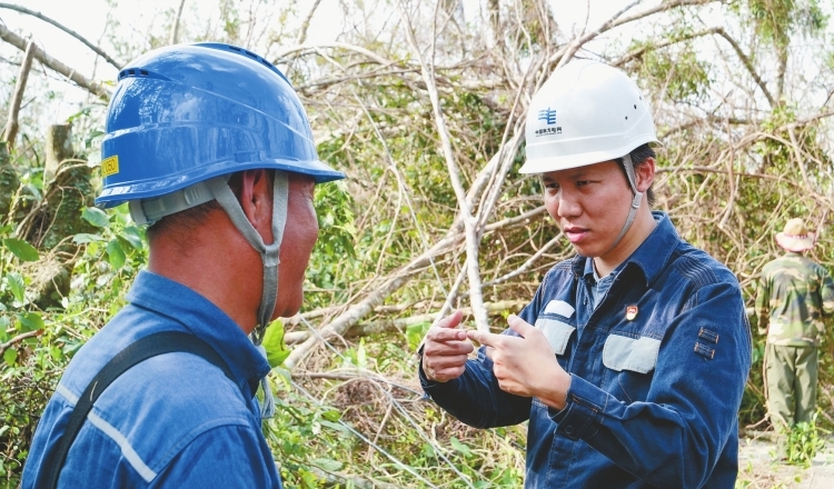 熊猫体育平台南方电网抢修复电 前后方奋斗者剪影(图3)