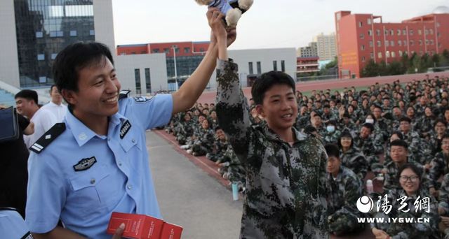 靖边公安：成为青少年健康成长的“藏蓝后盾熊猫体育”(图2)