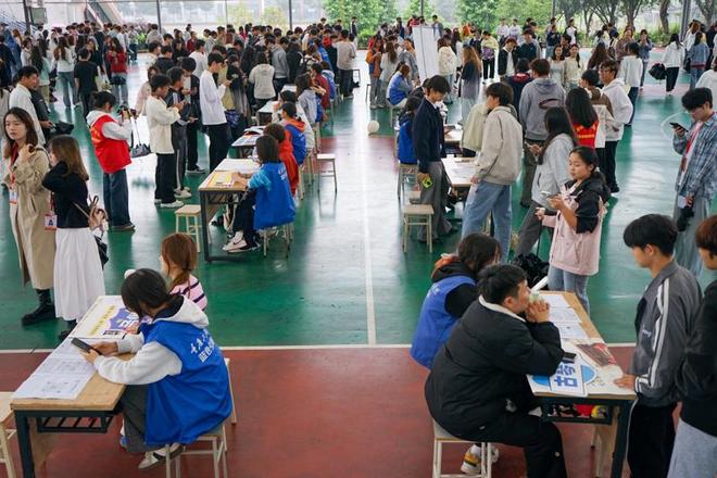 青春集结梦想启航！重庆工程学院双桥校区社团招新燃动校园